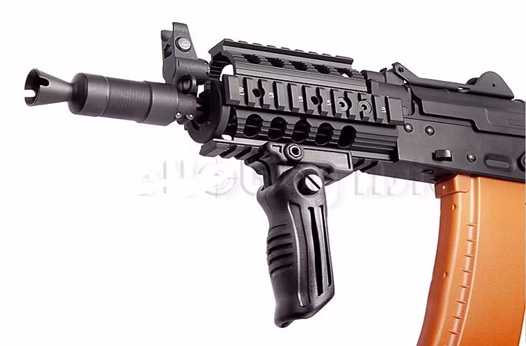 Thiết kế thước ngắm trên AKS-74U cũng khác so với các dòng súng trường tấn công Kalashnikov với hai tùy chỉnh chính gồm "P" (dành cho mục tiêu 350 m) và "4-5" (dành cho mục tiêu từ 400 - 500 m). Nó có tốc độ bắn 700 viên/phút với sơ tốc đầu đạn 720m/s.