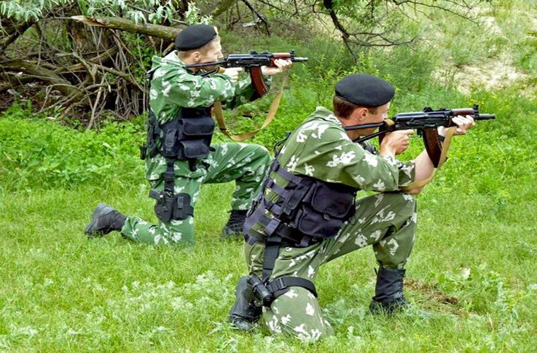 Tiểu liên AKS-74U được sử dụng chủ yếu trong lực lượng đặc biệt, đổ bộ không quân, các đơn vị hậu cần, lực lượng tăng thiết giáp, không quân và cả hải quân Liên Xô, bên cạnh đó nó cũng được trang bị hạn chế cho lực lượng an ninh Liên Xô.