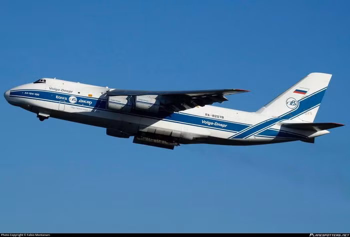 Nhưng lục địa thứ sáu đã chú ý đến Ruslan - lời chào các phi công được phát qua radio từ các đài Nam Cực của Liên Xô Molodezhnaya và Vostok, McMurd của Mỹ, Maitri của Ấn Độ và Georg Forster của Đức.