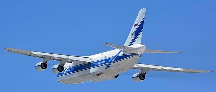 Chiếc An-124 thứ hai cũng bay đến Melbourne (số hiệu 06-02). Trong suốt chuyến thám hiểm, nó làm nhiệm vụ sẵn sàng cất cánh với một động cơ dự phòng và thiết bị khẩn cấp trên khoang. Tổng cộng, chuyến bay kỷ lục đã được thực hiện với hơn 70 máy bay hỗ trợ.