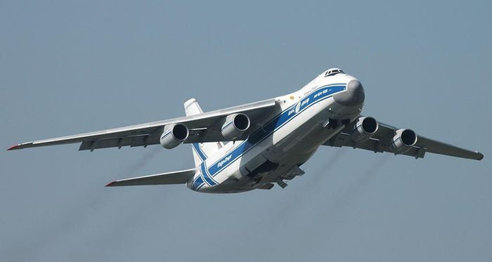 Tối 1/12/1990, An-124 cất cánh từ Melbourne và hướng đến Nam Cực. Có hai phi hành đoàn trên máy bay - họ thay nhau tám giờ một lần - và 24 hành khách là con của các nhà tài trợ, đại diện của nhà sản xuất, các tướng lĩnh...
