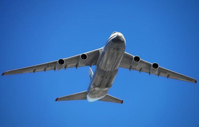 Sau tám giờ bay, các phi công thấy Cực Nam dưới cánh. Chiếc An-124 hướng đến Brazil. Sau khi tiếp nhiên liệu ở Rio de Janeiro, Ruslan hướng đến châu Phi, xuất hiện trên bầu trời Casablanca, các phi công đã lập kỷ lục đầu tiên - tốc độ bay từ cực đến xích đạo.