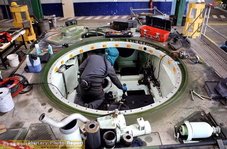 Công việc đầu tiên trong việc bảo dưỡng một chiếc xe tăng tất nhiên là vệ sinh toàn bộ các bộ phận của nó. Để làm được điều này tháp pháo cũng như động cơ sẽ được gỡ ra khỏi thân xe.