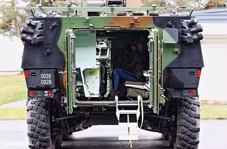 VTT có khoang chứa quân khá rộng với thiết kế cửa đổ bộ được bố trí phía sau. Mẫu xe bọc thép chở quân này cũng được trang bị hệ thống giáp bảo vệ modul nhằm bảo vệ an toàn tối đa cho nhóm binh sĩ bên trong xe.