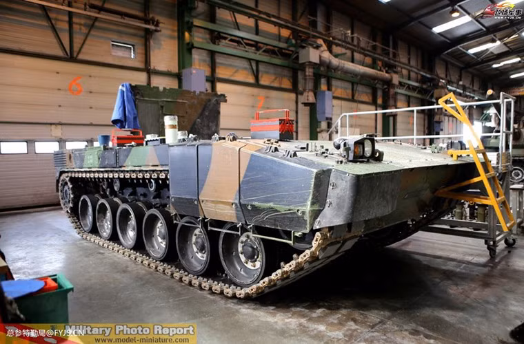 Mỗi chiếc xe tăng Leclerc có thể mang theo tối đa 40 đạn pháo 120mm với 22 viên bên trong hệ thống nạp đạn tự động và 18 viên khác bên trong ổ chứa đạn bên dưới thân xe.