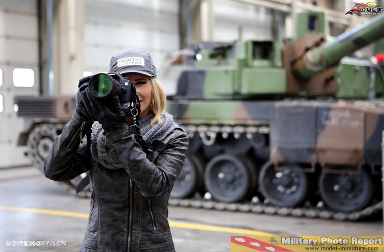 Một nữ nhiếp ảnh gia trong buổi tham quan nhà máy bảo dưỡng tăng thiết giáp của Nexter.