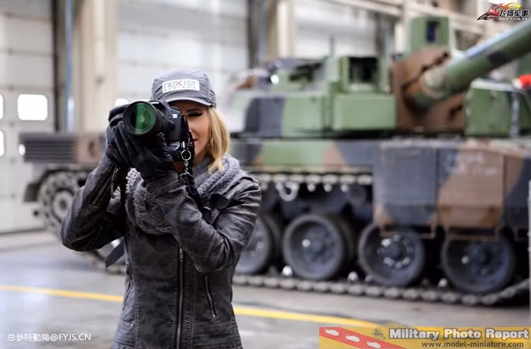 Một nữ nhiếp ảnh gia trong buổi tham quan nhà máy bảo dưỡng tăng thiết giáp của Nexter.