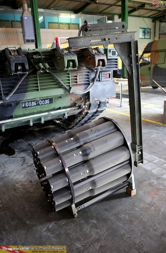 Trong ảnh là một ổ chứa đạn pháo 120mm được tháo ra khỏi phần thân của Leclerc, đa số các bộ phận của chiếc xe tăng này đều có thể được tháo rời để dễ dàng hơn trong việc thay thế.