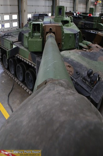 Pháo chính GIAT CN120-26/52 120mm của Leclerc cũng được bảo dưỡng trước khi tháp pháo được gắn lại vào bên trong thân xe.