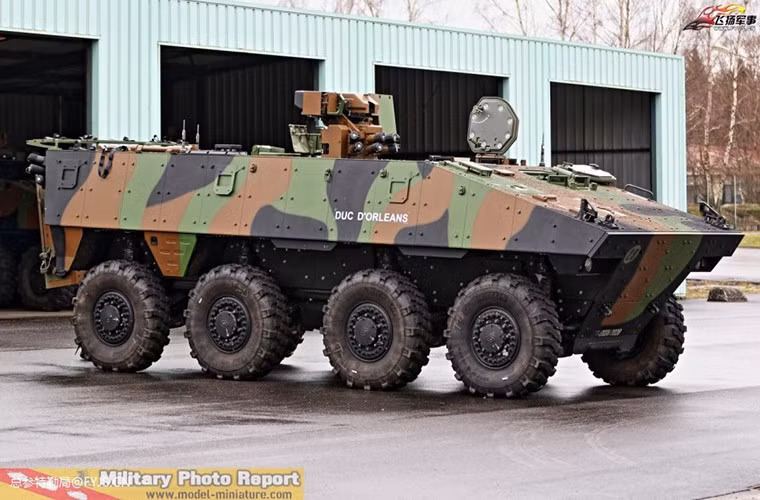 Trong ảnh là dòng xe chiến đấu bộ binh VBCI của Quân đội Pháp. Tuy nhiên đây lại là biến thể xe bọc thép chở quân VTT với khả năng mang theo tối đa 10 binh sĩ cùng kíp lái 2 người.