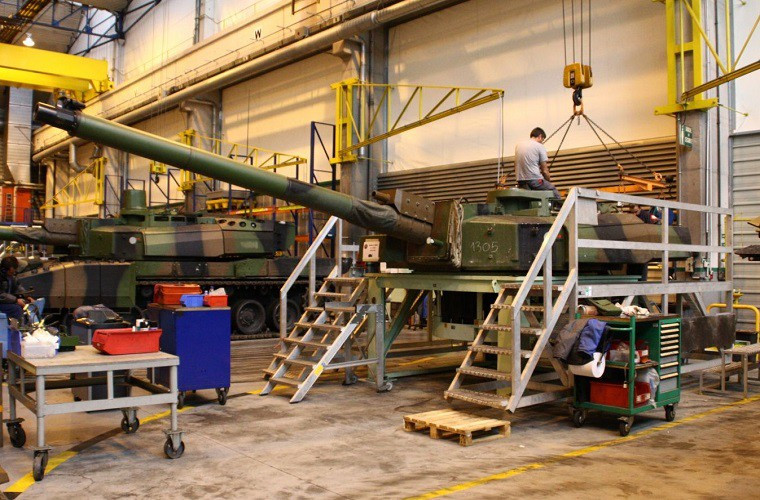 Đây là hình ảnh bên trong một nhà máy tăng thiết giáp của Tập đoàn Nexter của Pháp - nơi chuyên bảo dưỡng và nâng cấp dòng xe tăng Leclerc và xe chiến đấu bộ binh VBCI của Quân đội Pháp.