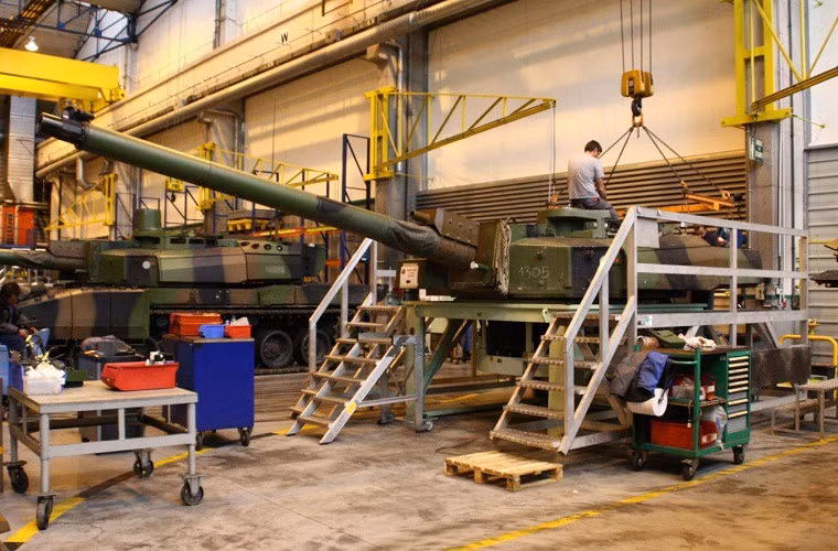 Đây là hình ảnh bên trong một nhà máy tăng thiết giáp của Tập đoàn Nexter của Pháp - nơi chuyên bảo dưỡng và nâng cấp dòng xe tăng Leclerc và xe chiến đấu bộ binh VBCI của Quân đội Pháp.