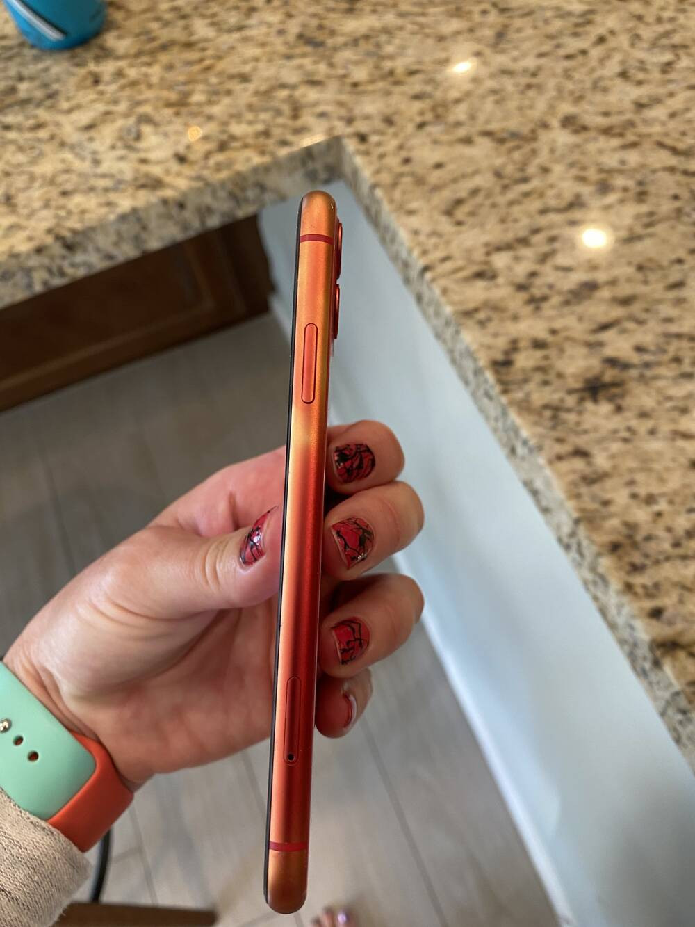 Dung op lung trong suot khien iPhone 12 bi “bay mau”?-Hinh-2