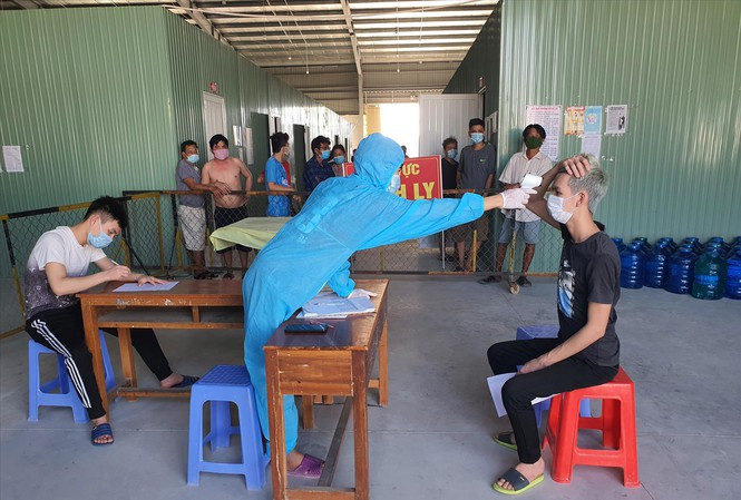 Truy tim 4 nguoi lien quan benh nhan nhap canh trai phep