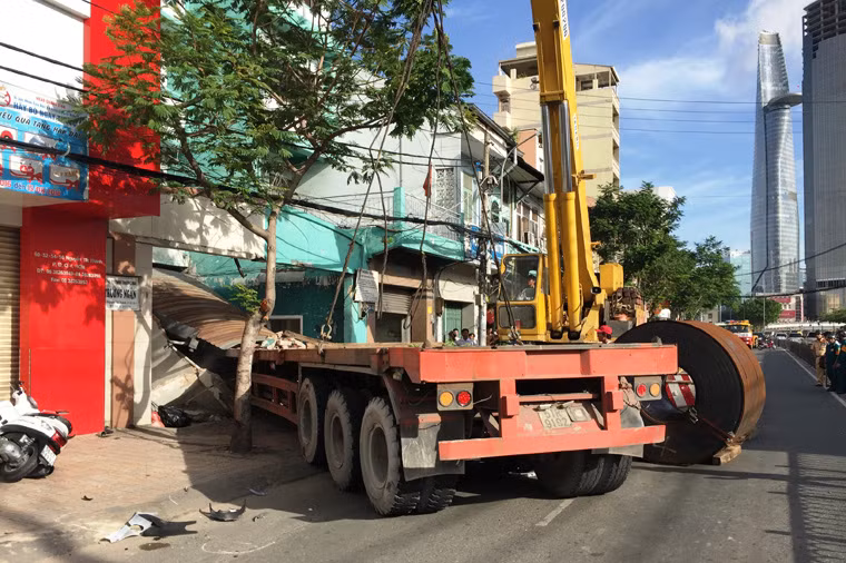 Chiếc xe đầu kéo container chở 1 cuộn sắt lưu thông trên đường Nguyễn Tất Thành hướng từ cảng Khánh Hội về đường Tôn Đức Thắng, quận 1. Khi đến cách cầu Khánh Hội (thuộc phường 12, quận 4) vài trăm mét, chiếc xe bất ngờ lao sang trái đường theo hướng ngược lại.