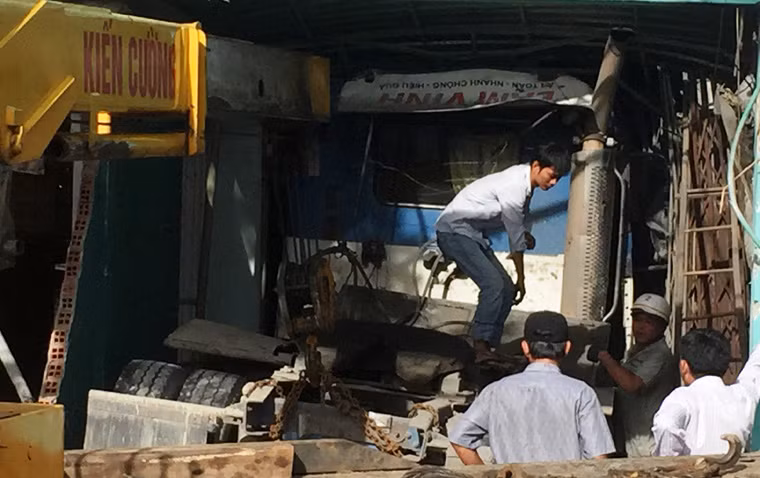 Người dân đã đưa những người bị nạn và tài xế trọng thương chuyển vào bệnh viện cấp cứu trong tình trạng hết sức nguy kịch.