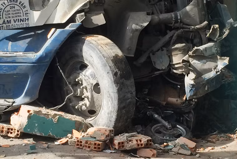 Nhiều xe máy của người đi đường bị cuốn vào gầm