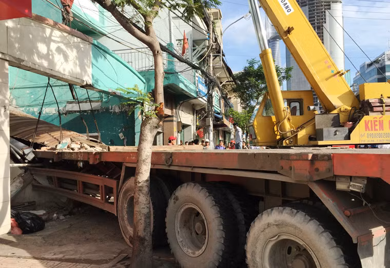 Như Kiến Thức đã đưa tin, sáng sớm 15/8, nhiều người đang lưu thông trên đường Nguyễn Tất Thành, quận 3, TP HCM chứng kiến một vụ TNGT nghiêm trọng, cảnh tượng hết sức hãi hùng do xe đầu kéo container gây ra.