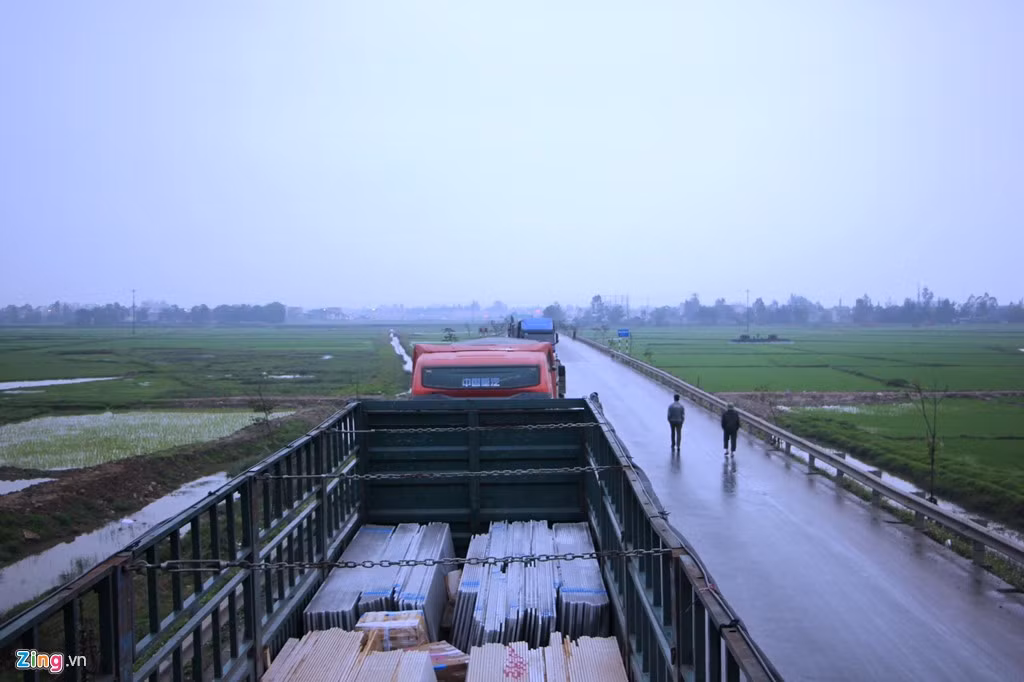 Hàng chục phương tiện lưu thông trên tuyến đường tránh Vinh buộc phải dừng lại để chờ lực lượng chức năng khám hiện trường, di dời xe gặp nạn về vị trí tập kết. Theo ghi nhận, giao thông trên đường tránh TP Vinh bị ách tắc kéo dài gần 2 km. Hơn 18h cùng ngày, Công an huyện Hưng Nguyên khám nghiệm xong hiện trường và đưa xe cứu hộ đến giải phóng ách tắc, đảm bảo giao thông thông suốt trở lại.