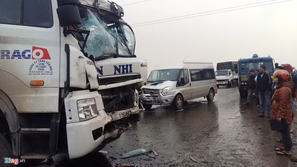 Vụ tai nạn làm hai người bị thương, trong đó một hành khách bị gãy tay phải nhập viện điều trị. Cả 3 tài xế chỉ bị xây xát. Chiếc xe tải nằm quay ngang chiếm hết toàn bộ làn đường.