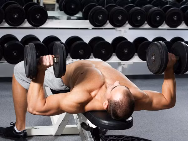 Căng cơ. Các cơ xung quanh ngực có thể gây ra cơn đau ngực trong trường hợp bạn bị căng thẳng hoặc gặp vấn đề tinh thần nào đó. Nếu bạn tập thể dục quá sức và xuất hiện triệu chứng ho liên tục, đau một bên ngực hãy xem lại chế độ tập luyện của mình.