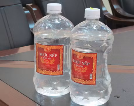 Kiểm tra kỹ thông tin sản phẩm. Nếu mua rượu gạo ở những cơ sở uy tín, bạn thấy chúng sẽ có nhiều thông tin chi tiết. Tuy nhiên, nếu mua rượu giả hay ở những cơ sở sản xuất không đảm bảo, thông tin thường bị ghi sai chính tả, thông tin sản phẩm không rõ ràng, có trầm tích lắng đọng dưới đáy chai.