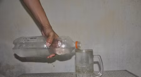 Đổ rượu ra lòng bàn tay, xát 2 tay vào nhau để nhận ra rượu pha cồn công nghiệp. Trước khi uống rượu, đổ một chút rượu ra lòng bàn tay, xát 2 tay vào nhau một lúc cho nóng lên. Nếu là rượu pha cồn công nghiệp thì sẽ bốc hơi nhanh, một lúc sau sẽ không còn mùi. Nếu là rượu gạo nấu thật, khi vừa mở nắp chai sẽ có mùi thơm, đổ ra tay sẽ lâu hết mùi rượu hơn và tay sẽ có cảm giác hơi dính. Ảnh: Bacsitructuyen.com