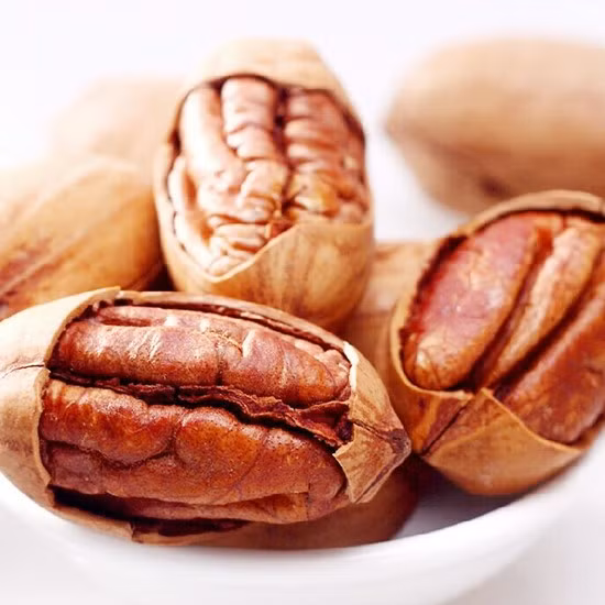 Quả hồ đào. Quả hồ đào là một món ăn lý tưởng mà có thể tăng cường năng lượng cho cơ thể của bạn. Bởi vì, loại quả này rất giàu protein, vitamin và axit béo omega-3, chúng giúp làm giảm các triệu chứng của sự mệt mỏi.