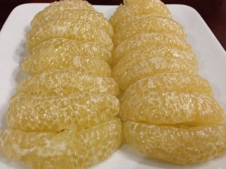 Bưởi. Quả bưởi có tác dụng vô cùng tốt với sức khỏe con người và có tác dụng giải độc rất cao. Nó có thể giúp gan đốt cháy chất béo. Mỗi ngày ăn một quả bưởi, bạn sẽ cảm thấy sức đề kháng trong cơ thể cao hơn gấp bội và thấy vô cùng thoải mái.