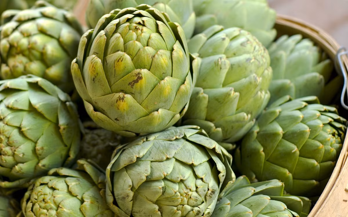 Atiso. Bỏ một chút lá atiso đã được làm chín vào thức ăn giúp bạn cân bằng chế độ ăn nhiều dầu mỡ hay rượu bia. Chúng cũng có tác dụng thúc đẩy hoạt động thải độc của gan và túi mật. Ngoài ra, trong thực phẩm này còn chứa lượng vitamin và chất xơ cao giúp kích thích tiêu hoá chất béo tốt hơn.