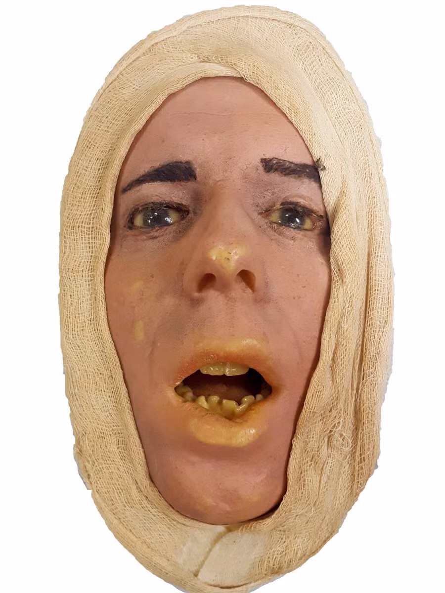 Bức tượng mặt người cũng gây ám ảnh không kém.