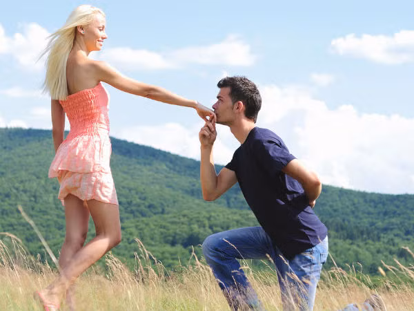 Nụ hôn tay. Đây là cử chỉ tôn thờ người phụ nữ đối diện. Thường nụ hôn này có ý nghĩa là "Anh ngưỡng mộ, sùng bái em".