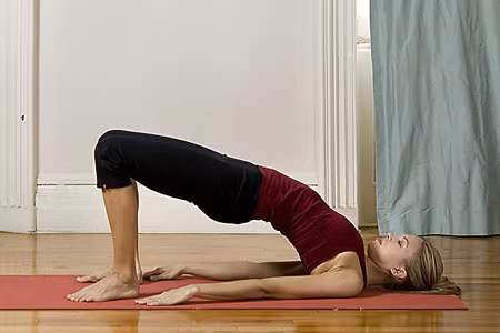 Hôn ở eo. Nụ hôn này có ý nghĩa " anh muốn cởi quần áo của em".