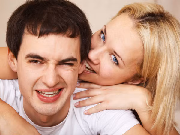 Nụ hôn tai. Nụ hôn tai mang ý nghĩa đốt cháy niềm đam mê của đối tác, thổi bùng ham muốn tình dục. (Nguồn ảnh: Boldsky)