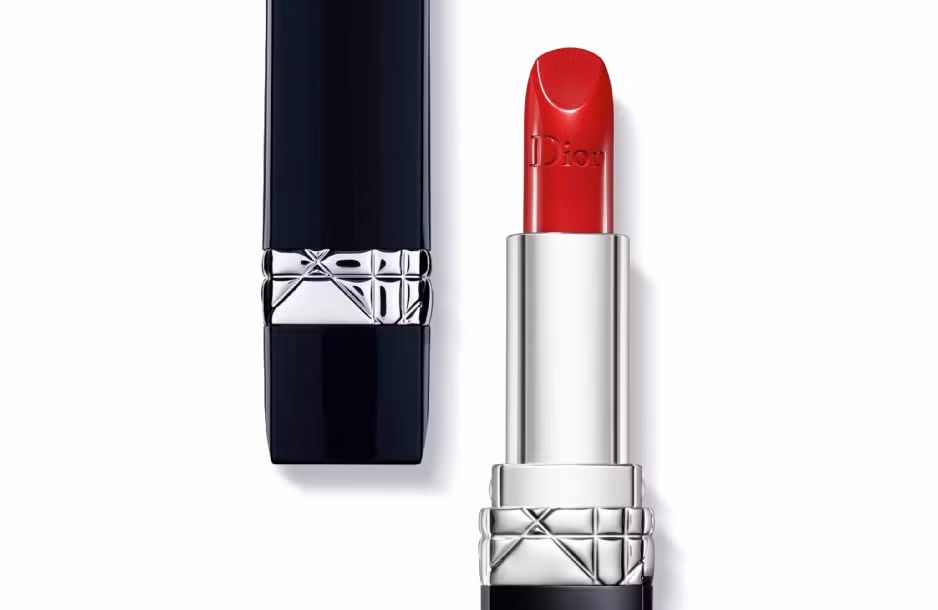 Dior Rouge Dior Lipstick-999. Lấy cảm hứng từ tình yêu, sự đam mê và những cảm hứng chân thực trong cuộc sống, nhà tạo mốt lừng danh Christian Dior đã chế tạo ra cây son đỏ mê hoặc mang mã màu 999. Sự kết hợp hoàn hảo giữa hai dòng son chuyên dưỡng Dior Addict và dòng son matte Diorific đã tạo nên chất liệu hảo hạng của Dior Rouge. Ngay khi tô son lên môi, người dùng sẽ ngay lập tức bị thôi miên bởi chất sáp mềm như một lát bơ tan chảy và ngỡ ngàng trước khả năng phủ màu đồng đều của son.