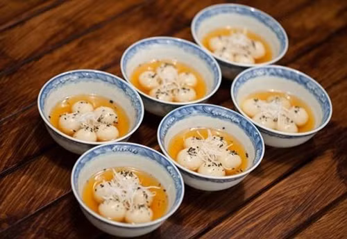 Bánh trôi. Bánh trôi bánh chay (chè trôi nước) cũng là món không thể thiếu trong mâm cỗ cúng Rằm. Theo quan niệm của người Việt, việc cúng bánh trôi bánh chay là mong muốn cho mọi việc quanh năm sẽ được trôi chảy, thông suốt.