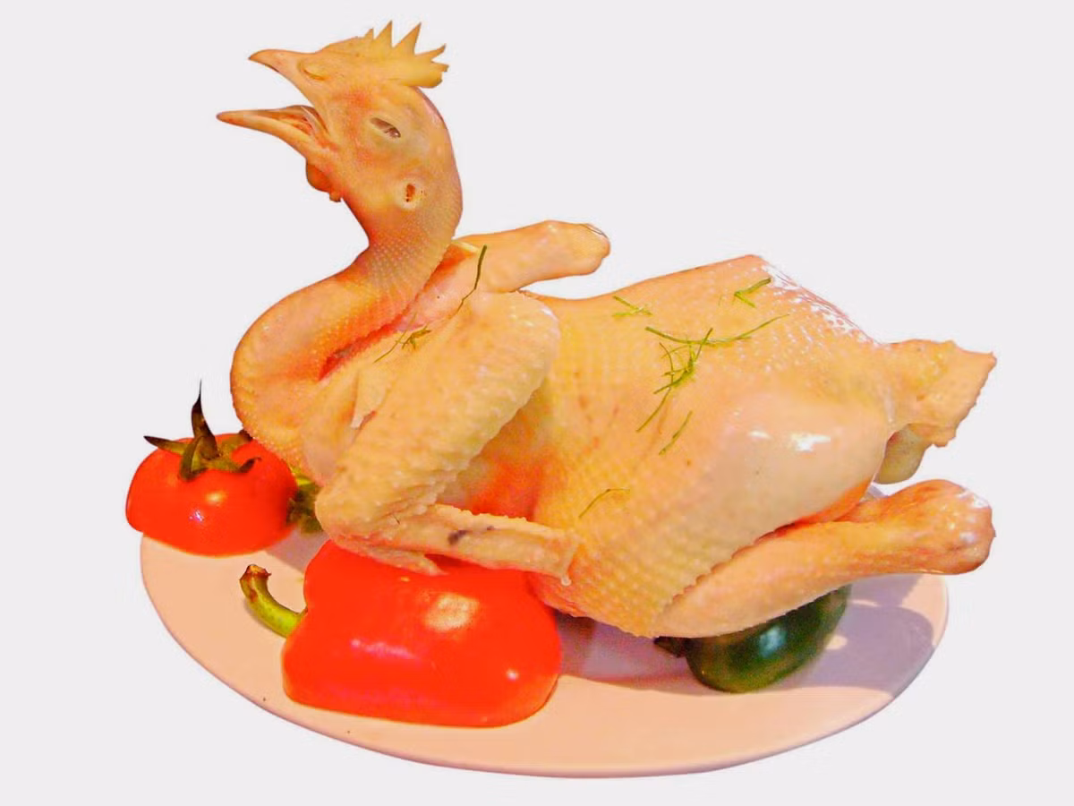 Gà luộc. Gà không chỉ là món ăn quen thuộc trong bữa cơm hàng ngày mà trong các ngày lễ Tết, đây cũng là món ăn không thể thiếu. Để luộc gà ngon mà đẹp không khó, chỉ cần điều chỉnh nhiệt độ khi luộc là bạn sẽ có món gà ưng ý để bày lên mâm cỗ cúng Rằm tháng Giêng rồi.