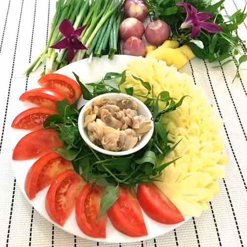 Để nấu món canh chua ngao dứa, bạn cần chuẩn bị các nguyên liệu sau: 1kg ngao tươi ngon; nửa quả dứa, 2 quả cà chua; Rau răm, hành, thì là, 2 quả sấu (hoặc 1 quả me), 1 củ hành khô; Nước mắm, bột canh, hạt nêm.