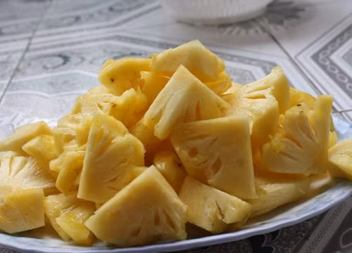 Các bước nấu món canh chua ngao dứa khá đơn giản như sau. Bước 1: Cà chua rửa sạch, 1 quả bổ múi cau, 1 quả thái hạt lựu. Hành khô thái nhỏ, gừng đập dập. Răm, hành, thì là rửa sạch, thái nhỏ.