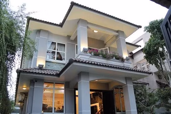 Sau một thời gian, Cao Thái Sơn tiếp tục tậu thêm một ngôi nhà nằm trong khu biệt thự sang trọng ở quận 7, TP HCM. Nhà đẹp của nam ca sĩ nằm trên khu đất rộng khoảng 300 m2, có vườn và nhiều cây xanh.