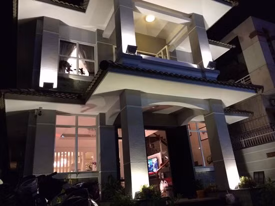 Chia sẻ với VietNamNet, Cao Thái Sơn cho biết căn nhà của anh nằm trong khu biệt thự yên tĩnh, có nhiều căn kế bên có diện tích lên tới 1000m2 trị giá vài triệu đô.
