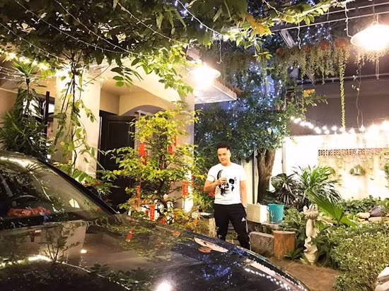 Nam ca sĩ điển trai bên nhà to, xế xịn.