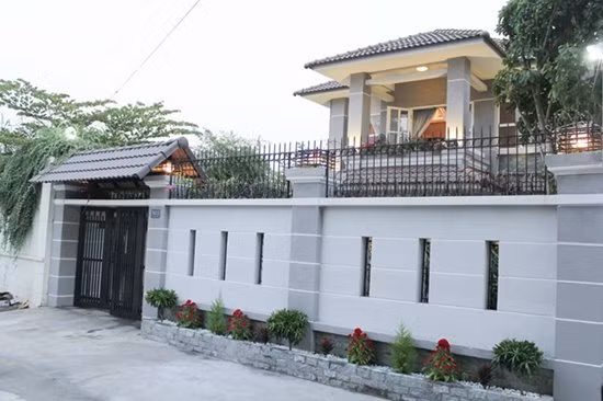 Thuở mới vào nghề, Cao Thái Sơn sống trong một ngôi nhà ở quận 4 TP HCM. Căn hộ này tuy không quá lớn nhưng được thiết kế rất xinh xắn, tiện nghi. Sau đó, nam ca sĩ dọn về ở trong một căn hộ cao cấp nằm ở tầng 21 của toà chung cư 33 tầng. Được biết, căn hộ này rộng 106 m2, trị giá ước tính hơn 20 tỷ đồng vào thời điểm đó.