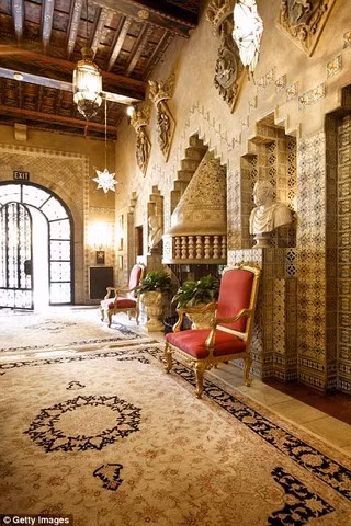 Chiem nguong dinh thu 200 trieu USD Tong thong Trump tiep khach quy-Hinh-3