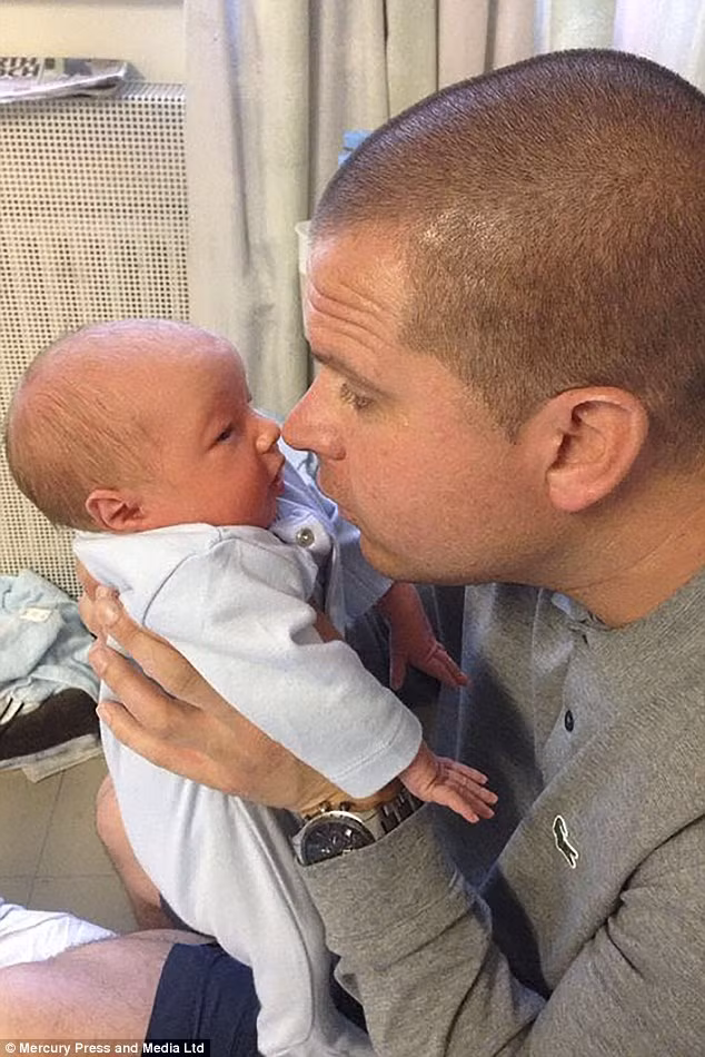 Hình ảnh đáng yêu của cậu bé Harry trong vòng tay bố khi chào đời.