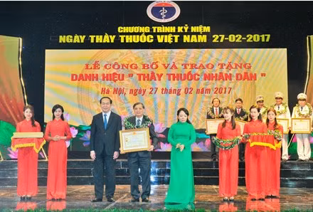 Chu tich nuoc trao danh hieu 