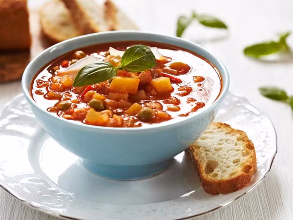 Nước dùng. Nước dùng rất giàu dinh dưỡng giúp hỗ trợ hệ tiêu hóa hồi phục hoạt động khi bị vi khuẩn tấn công gây tiêu chảy. Theo các chuyên gia dinh dưỡng của trang Boldsky, tốt nhất nên ăn nước dùng khi bị bệnh tiêu chảy để bổ sung dinh dưỡng cũng như lượng nước cho cơ thể.