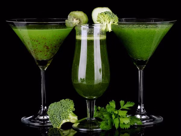 Nước ép rau. Khi bị tiêu chảy, cơ thể bị hao hụt nước và chất dinh dưỡng. Do đó, bạn nên bổ sung vitamin và khoáng chất thông qua các loại nước ép rau để trị tiêu chảy.