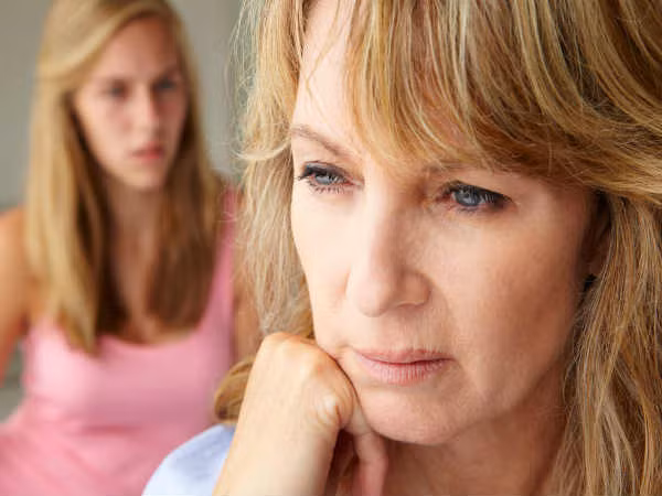 Thay đổi nội tiết. Các thay đổi nội tiết tố nhất định, cụ thể như estrogen và testosterone có thể tác động đến độ ẩm trong da và nồng độ lipid. Các biểu hiện thường rõ ràng hơn sau khi mãn kinh hoặc khi đang mang thai.