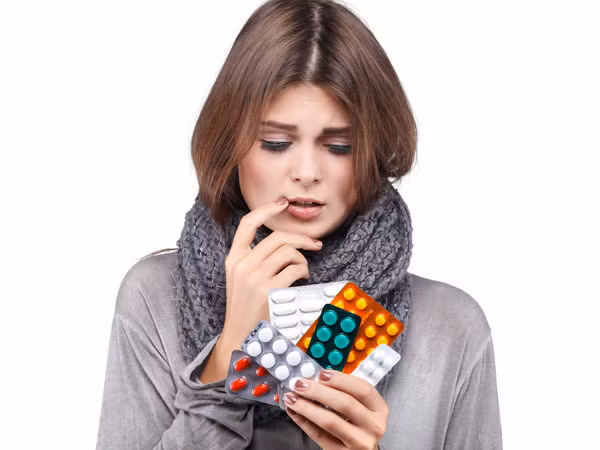 Tác dụng phụ của các loại thuốc. Không chỉ điều kiện thời tiết, một số loại thuốc như thuốc trị cao huyết áp cũng có thể gây ra tác dụng phụ là khô da.